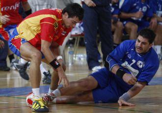 Cristian Ugalde lucha por un baln con un jugador chipriota.