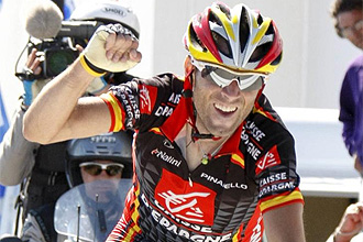 Valverde no gan la etapa pero celebr el liderato por todo lo alto