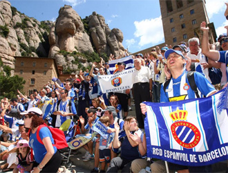 Aficionados del Espanyol celebran la permanencia.