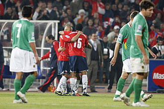 Los chilenos celebran uno de los cuatro goles anotados ante Bolivia ante la decepción de los jugadores visitantes