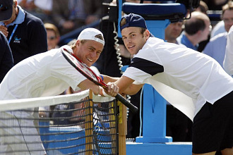Andy Roddick y Lleyton Hewitt charlan en los instantes previos a su partido en Queen's