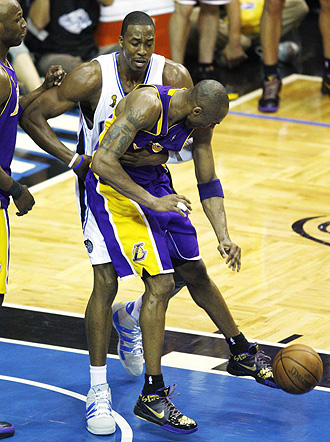 Dwight Howard agarrando a Kobe Bryant