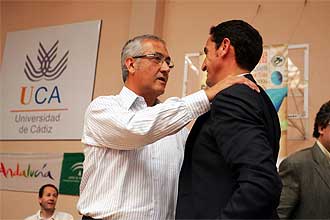 Manzano saluda a Manolo Jiménez durante un acto celebrado en la Universidad de Cádiz.