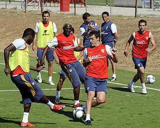 Los jugadores del Sevilla durante un entrenamiento