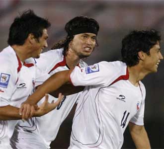 Ponce celebra un gol de Chile con Matas Fernndez y Mark Gonzlez.