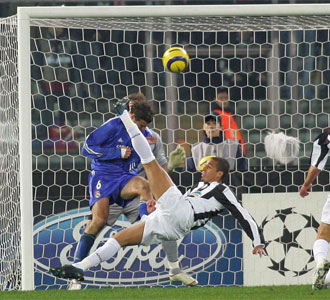 Trezeguet marcando un gol a Casillas en la Champions de 2005.
