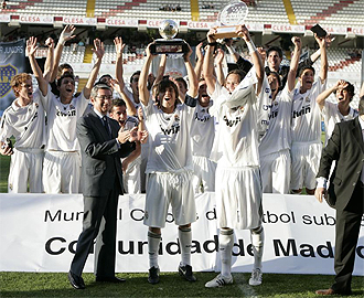 El Real Madrid levanta el trofeo de campeón.