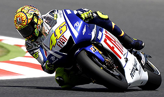 Rossi traza una curva en los entrenamientos de Montmel