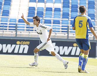 Bueno celebra un gol con el Castilla frente a Las Palmas Atltico.