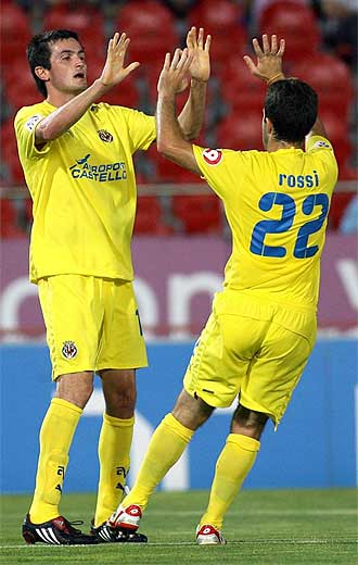Rossi celebra un gol con Llorente en el Ono Estadi del Mallorca.