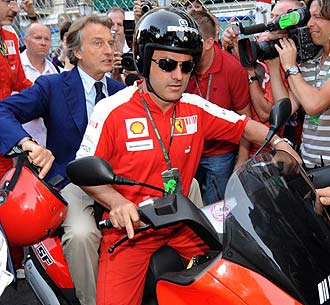 Montezemolo, en moto a la salida de una reunin con Ecclestone en Montecarlo.
