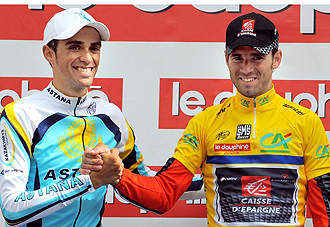 Valverde y Contador se saludan tras la prueba