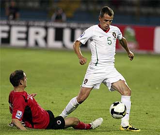 Duda trata de deshacerse de un jugador albans en un partido con Portugal.