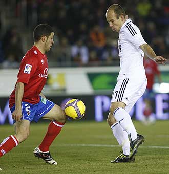Juanra y Robben durante el Numancia-Real Madrid.