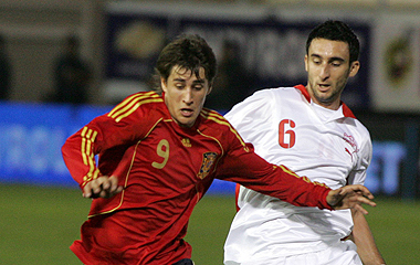 Bojan se va de un jugador durante un partido con la sub-21