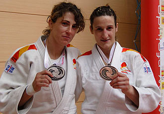 Cecilia Blanco y Leire Iglesias posan con sus medallas.