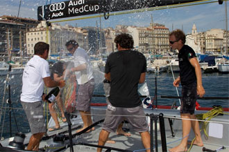 La tripulación del 'Roma' celebra el triunfo en el Trofeo Ciudad de Marsella.
