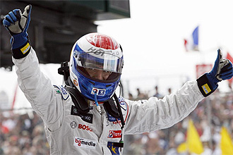 El piloto espaol, Marc Gen, celebra su triunfo en las 24 horas de Le Mans