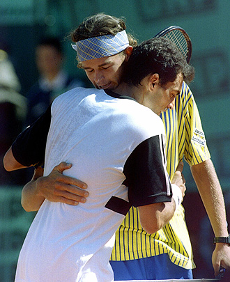 Bruguera y Kuerten abrazndose tras la final de Roland Garros en 1997