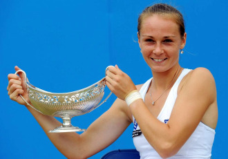 Rybarikova posa con el trofeo.