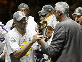 Bill Russell entrega el trofeo de MVP a Kobe