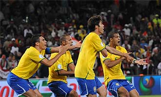 Los jugadores de Brasil piden la mano del penalti al colegiado ingl�s Howard Webb.