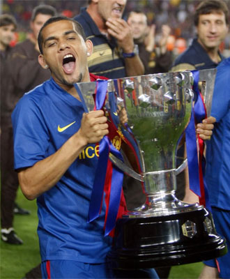 Alves con el trofeo de la liga.