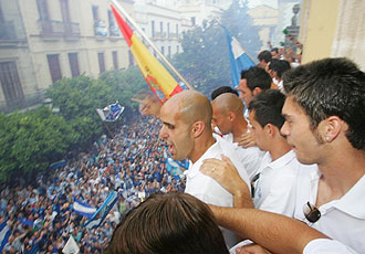 Los jugadores del Xerez, con el meta Chema a la cabeza, celebraron desde el balcón del Ayuntamiento el ascenso con su afición