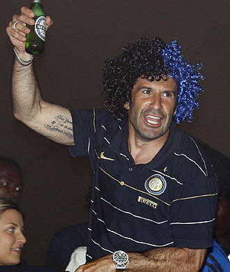 Luis Figo, en la imagen celebrando con una peluca el pasado 'Scudetto', seguir en el Inter como directivo