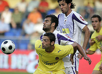 Marcos intenta controlar el balón ante la presión de Epín y Fabios... y es que la defensa jiennense se hizo infranqueable para el filial del Villarreal