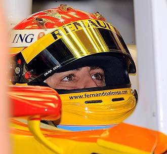 Fernando Alonso, sentado en su Renault R29 durante el Gran Premio de China.