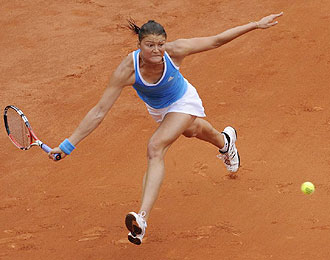 La rusa Dinara Safina, intentando devolver una bola en Roland Garros, se mantiene al frente de la clasificacin de la WTA