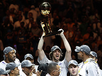 Pau Gasol celebrando el título de campeón de la NBA