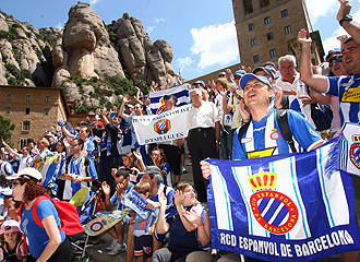 Aficionados del Espanyol en una visita a la Virgen de Monserrat