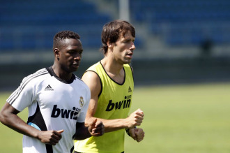 El jugador del Real Madrid Mahamadou Diarra, en un entrenamiento con Van Nistelrooy.
