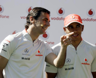 Pedro de la Rosa junto a Lewis Hamilton.