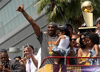 Kobe Bryant celebra con su hija Gianna en el autobs que recorra las calles de Los Angeles.