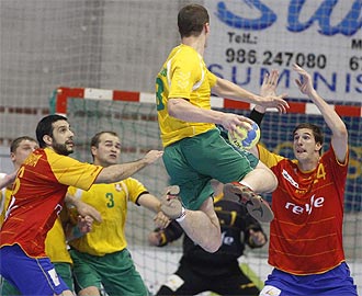 Una imagen del partido entre Espaa y Lituania.