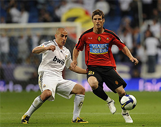 Aduriz controla un baln en presencia de Cannavaro.