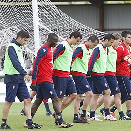 Los jugadores de Osasuna transportan una portera justo antes de empezar un entrenamiento.