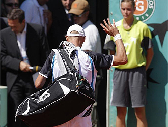 Davydenko se despide del pblico de Roland Garros.