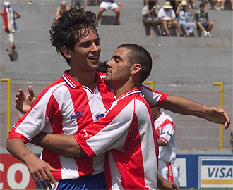 Santa Cruz celebra un gol con Paraguay.