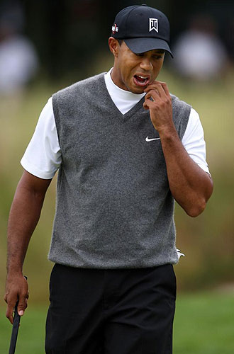 Tiger Woods se lamenta de su mala primera jornada