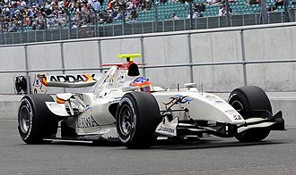 Grosjean sale de los boxes en Silverstone.