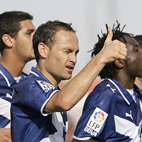 Nino realiza un gesto de aprobacin en un partido frente al Sevilla Atltico.