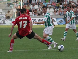 Nez, del Murcia, intenta interceptar un pase durante el partido.