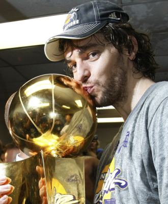 Pau Gasol con el trofeo de la NBA