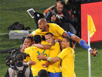 Los jugadores de Brasil celebran uno de los tantos de la victoria ante Italia.