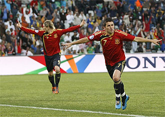 Villa y Torres celebran un gol con la seleccin espaola.