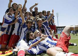 Las jugadoras del Espanyol celebran el título